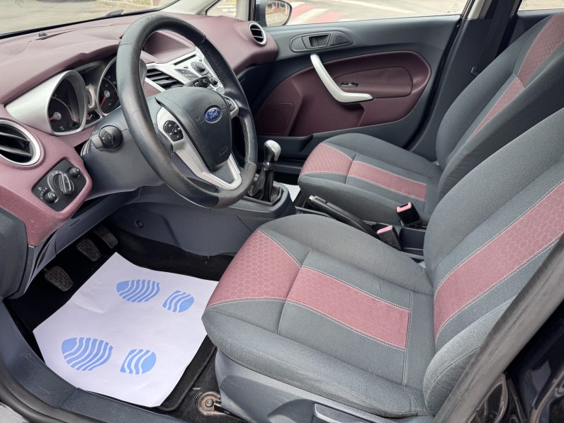 
								FORD FIESTA TITANIUM / AN 2009 / 1,6 D full									