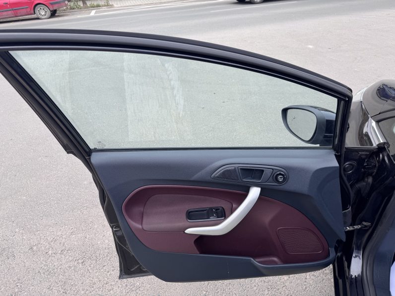 
								FORD FIESTA TITANIUM / AN 2009 / 1,6 D full									