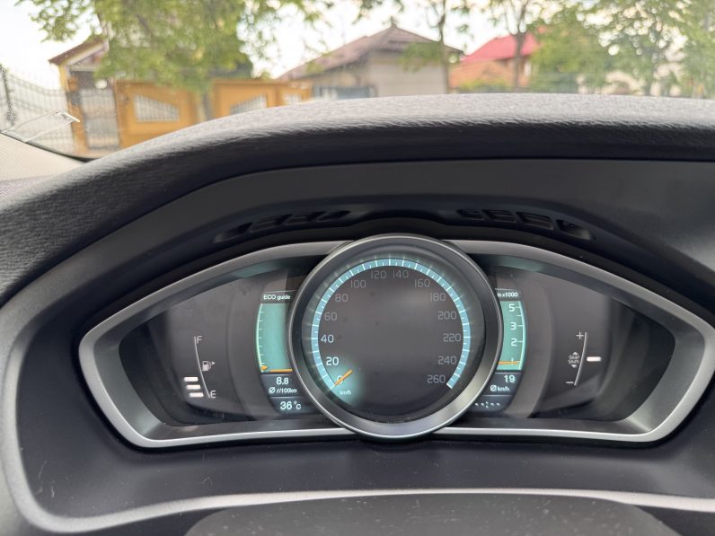 
								VOLVO V40 / 2014 / 1,6 D / EURO 5 / BI-XENON full									