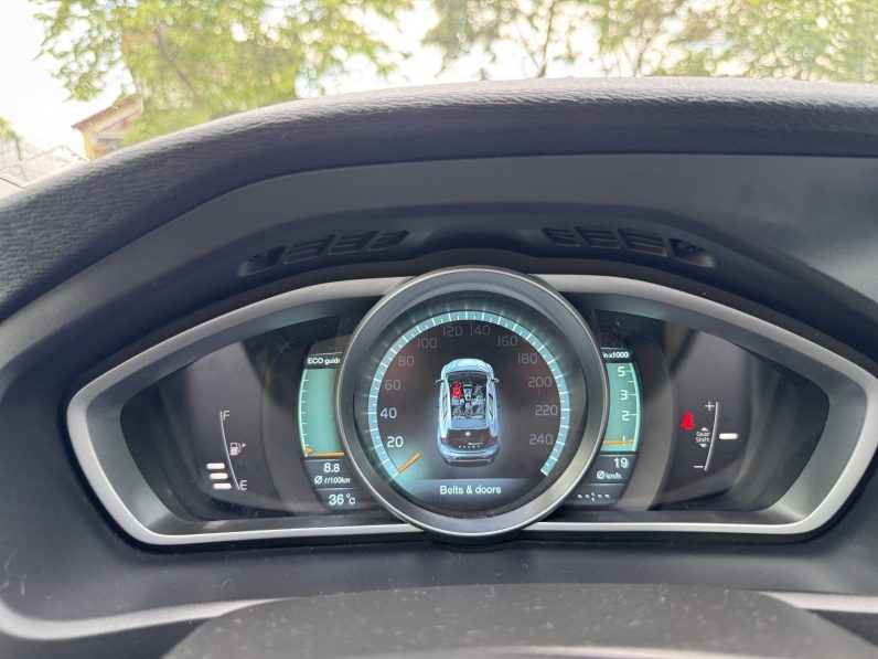 
								VOLVO V40 / 2014 / 1,6 D / EURO 5 / BI-XENON full									