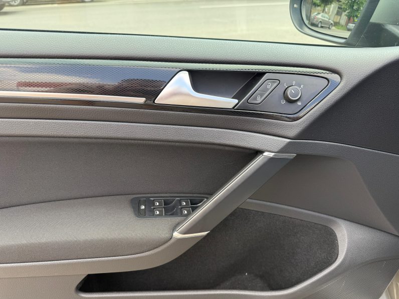 
								VW GOLF 7 / BENZINA / BI-XENON / NAVIGATIE full									