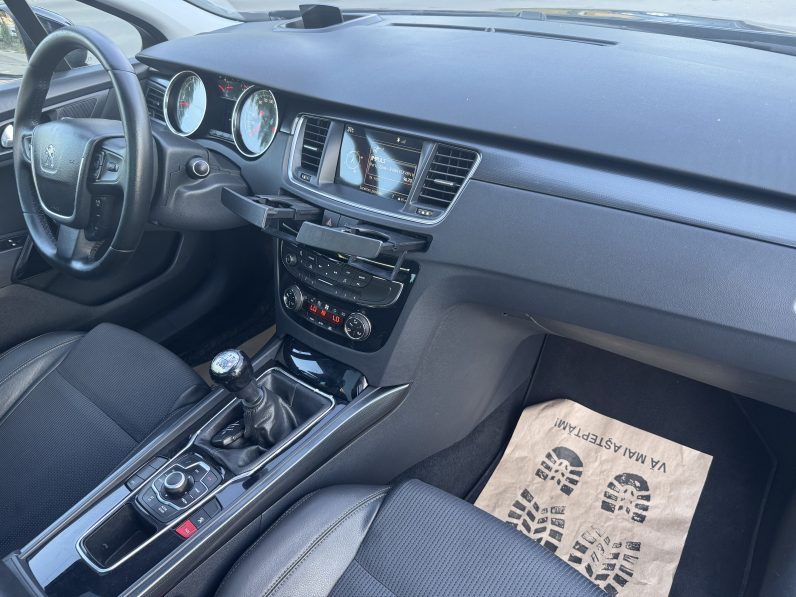 
								PEUGEOT 508 SW / PANORAMA / HEAD UP DISPLAY / NAVI / 2,0 D /EURO 5 / full									