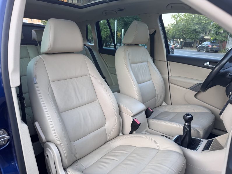 
								VW TIGUAN / BI-XENON / PANORAMA / TAPISERIE DIN PIELE / NAVI full									