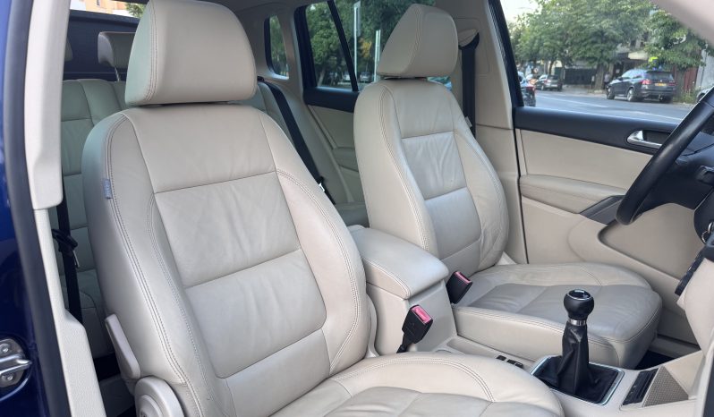 
								VW TIGUAN / BI-XENON / PANORAMA / TAPISERIE DIN PIELE / NAVI full									