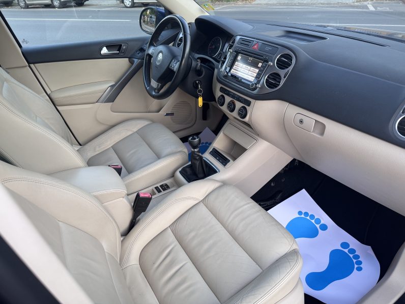 
								VW TIGUAN / BI-XENON / PANORAMA / TAPISERIE DIN PIELE / NAVI full									