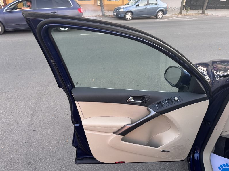 
								VW TIGUAN / BI-XENON / PANORAMA / TAPISERIE DIN PIELE / NAVI full									