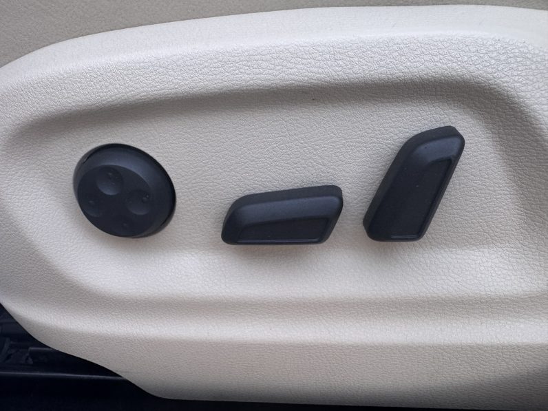 
								VW TIGUAN / BI-XENON / PANORAMA / TAPISERIE DIN PIELE / NAVI full									