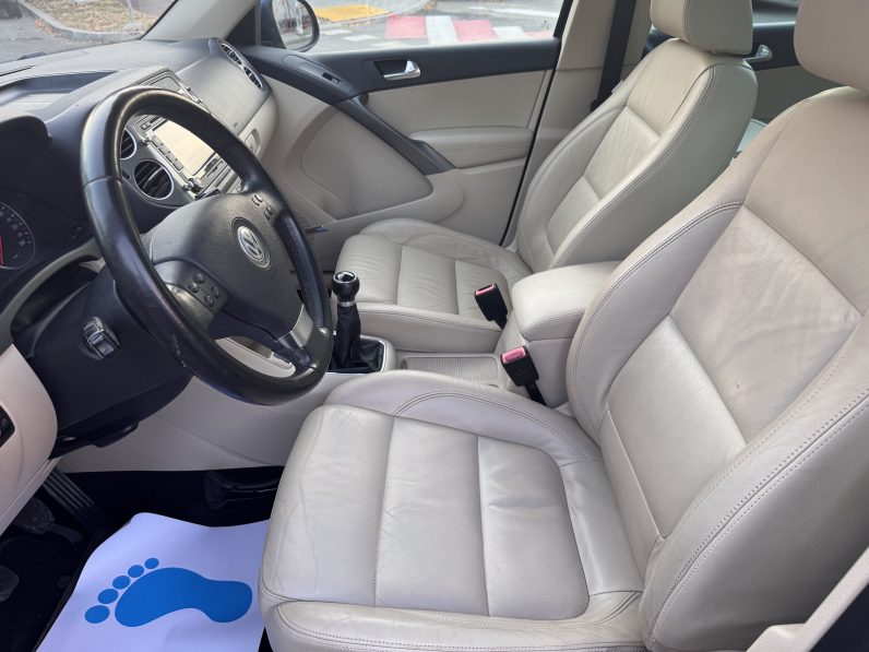 
								VW TIGUAN / BI-XENON / PANORAMA / TAPISERIE DIN PIELE / NAVI full									