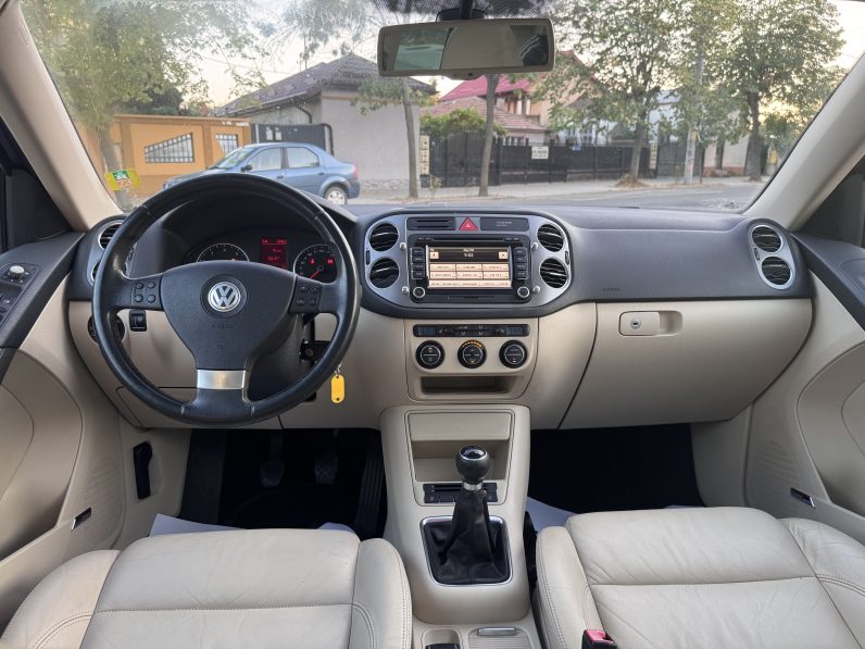 
								VW TIGUAN / BI-XENON / PANORAMA / TAPISERIE DIN PIELE / NAVI full									