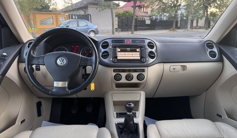 
								VW TIGUAN / BI-XENON / PANORAMA / TAPISERIE DIN PIELE / NAVI full									
