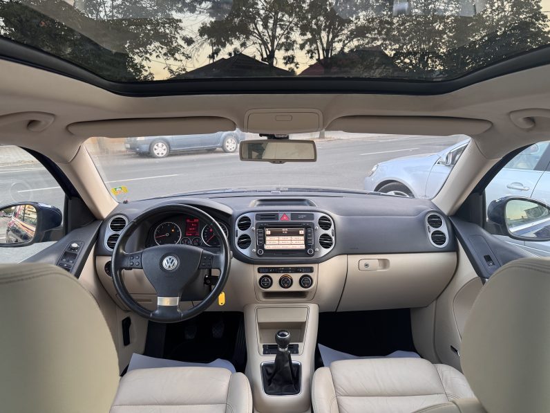 
								VW TIGUAN / BI-XENON / PANORAMA / TAPISERIE DIN PIELE / NAVI full									