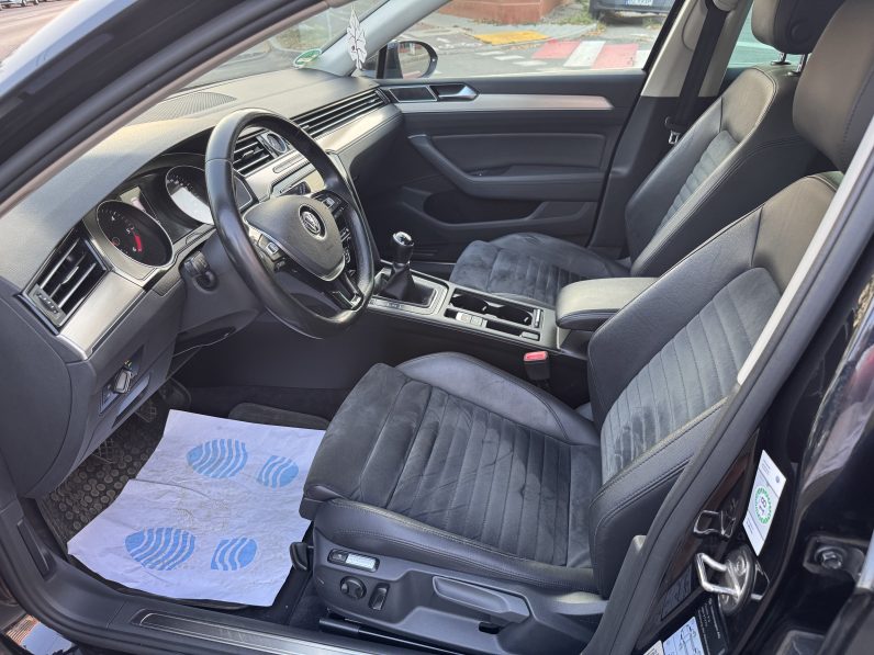 
								VW PASSAT HIGHLINE 2,0 D BLUEMOTION / NAVIGATIE / INCALZIRE full									