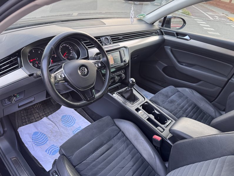 
								VW PASSAT HIGHLINE 2,0 D BLUEMOTION / NAVIGATIE / INCALZIRE full									