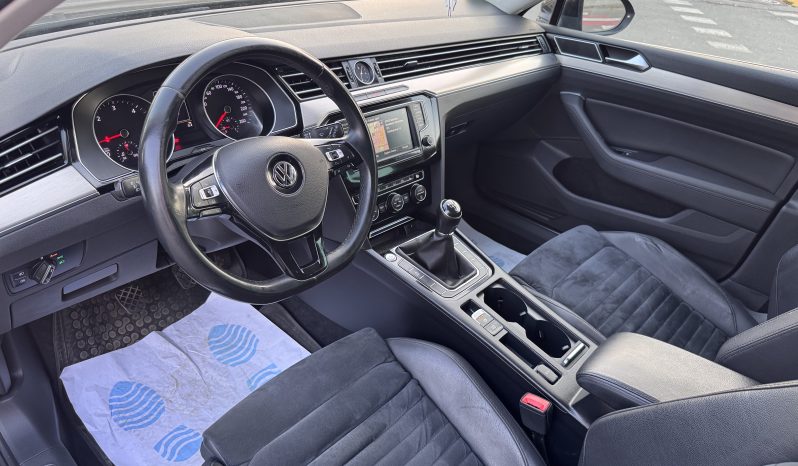 
								VW PASSAT HIGHLINE 2,0 D BLUEMOTION / NAVIGATIE / INCALZIRE full									