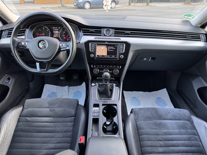 
								VW PASSAT HIGHLINE 2,0 D BLUEMOTION / NAVIGATIE / INCALZIRE full									