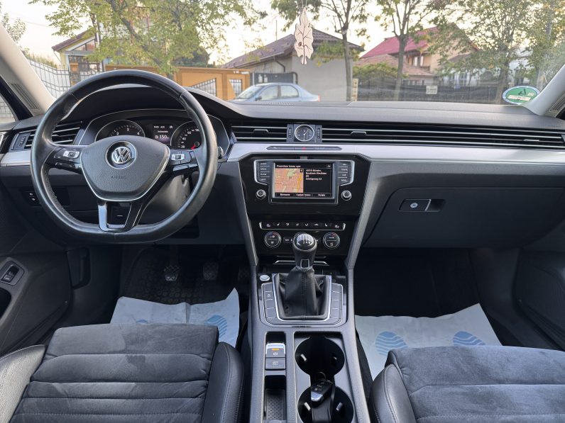 
								VW PASSAT HIGHLINE 2,0 D BLUEMOTION / NAVIGATIE / INCALZIRE full									