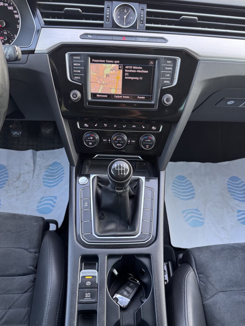 
								VW PASSAT HIGHLINE 2,0 D BLUEMOTION / NAVIGATIE / INCALZIRE full									