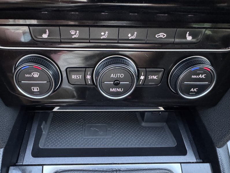 
								VW PASSAT HIGHLINE 2,0 D BLUEMOTION / NAVIGATIE / INCALZIRE full									