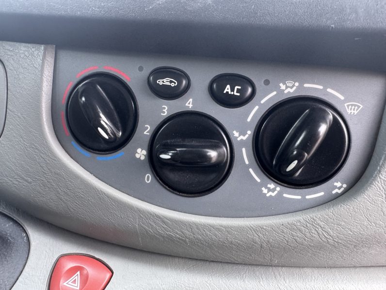 
								RENAULT TRAFIC / AN 2013 / AER CONDITIONAT full									