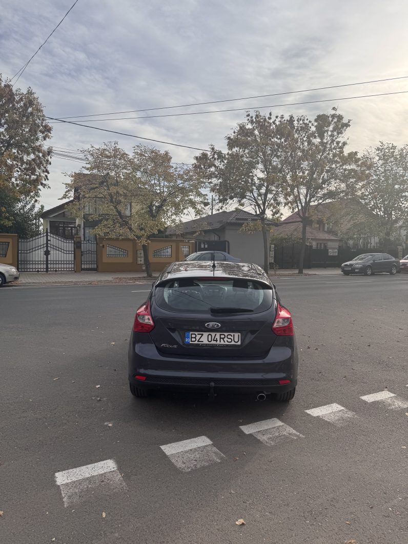 
								FORD FOCUS TITANIUM / 1,6 BENZINA / NAVIGATIE CARPLAY full									