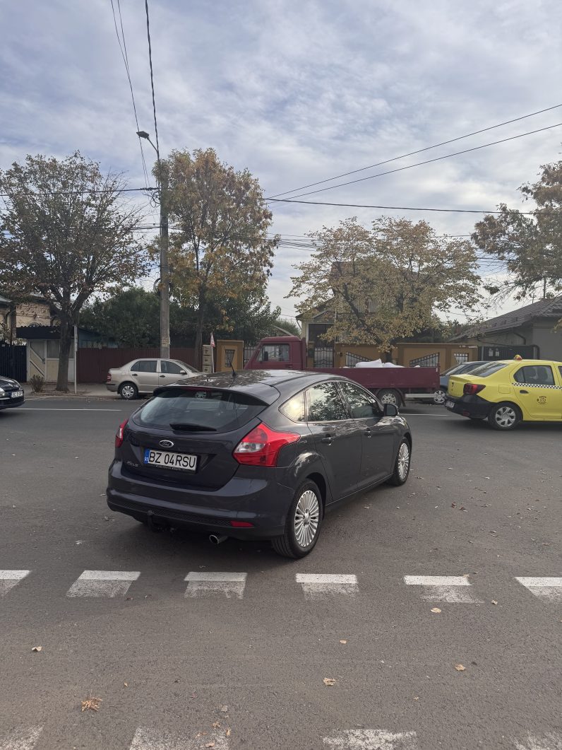 
								FORD FOCUS TITANIUM / 1,6 BENZINA / NAVIGATIE CARPLAY full									