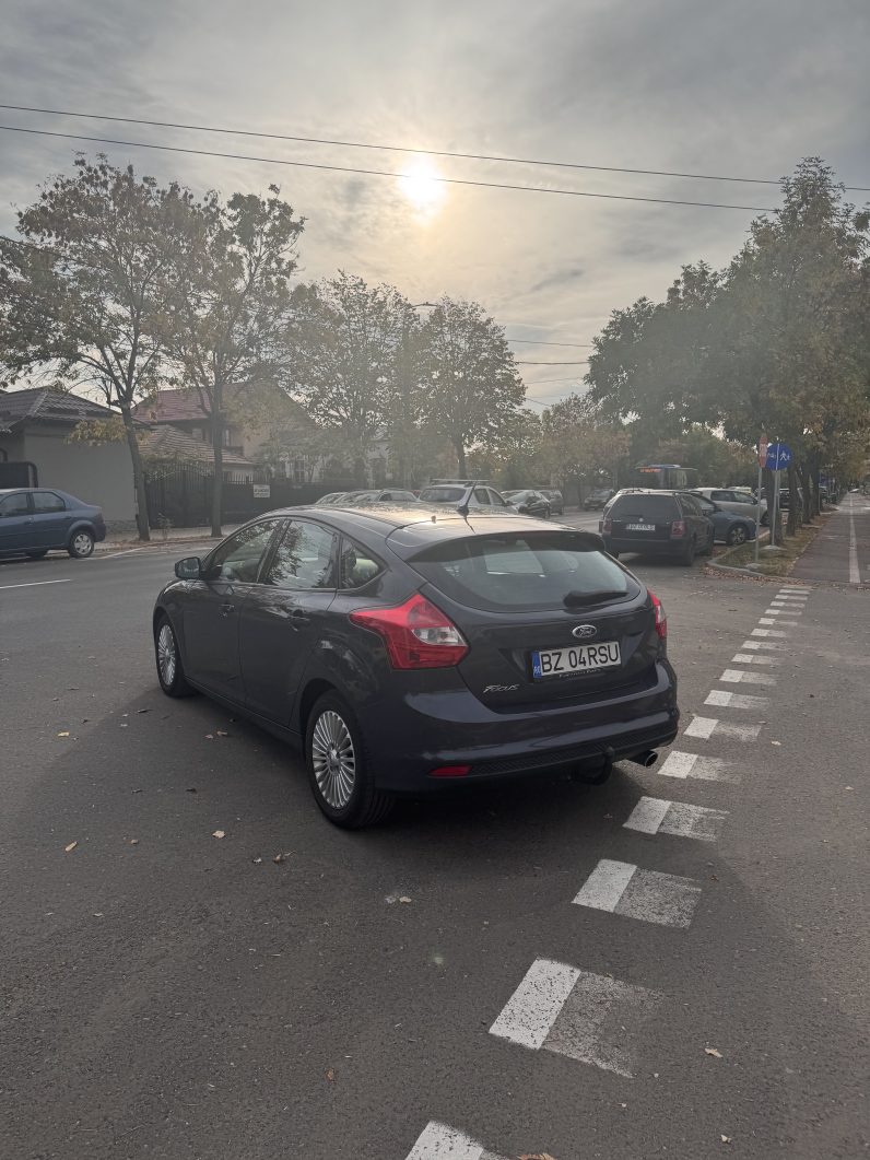
								FORD FOCUS TITANIUM / 1,6 BENZINA / NAVIGATIE CARPLAY full									