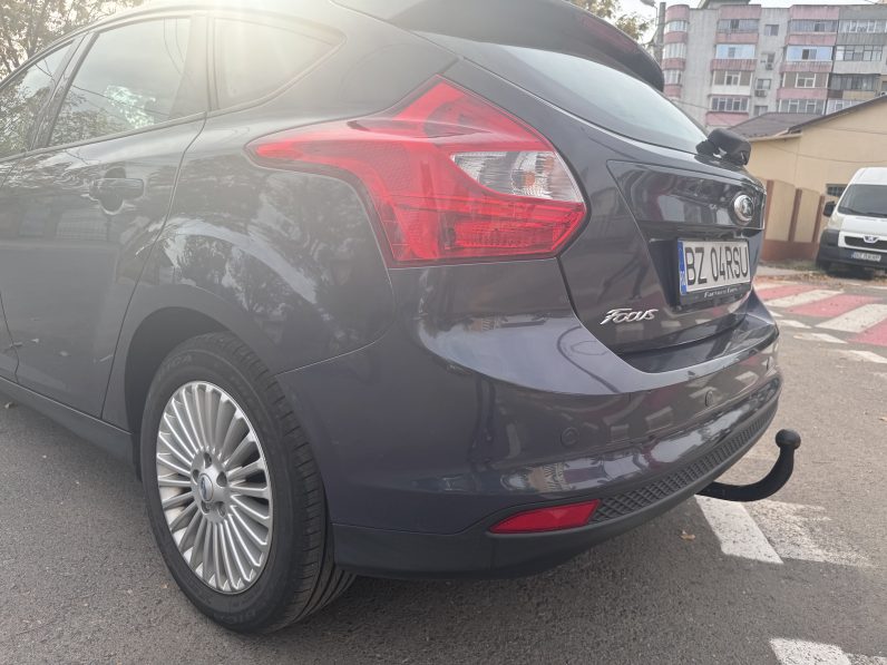 
								FORD FOCUS TITANIUM / 1,6 BENZINA / NAVIGATIE CARPLAY full									