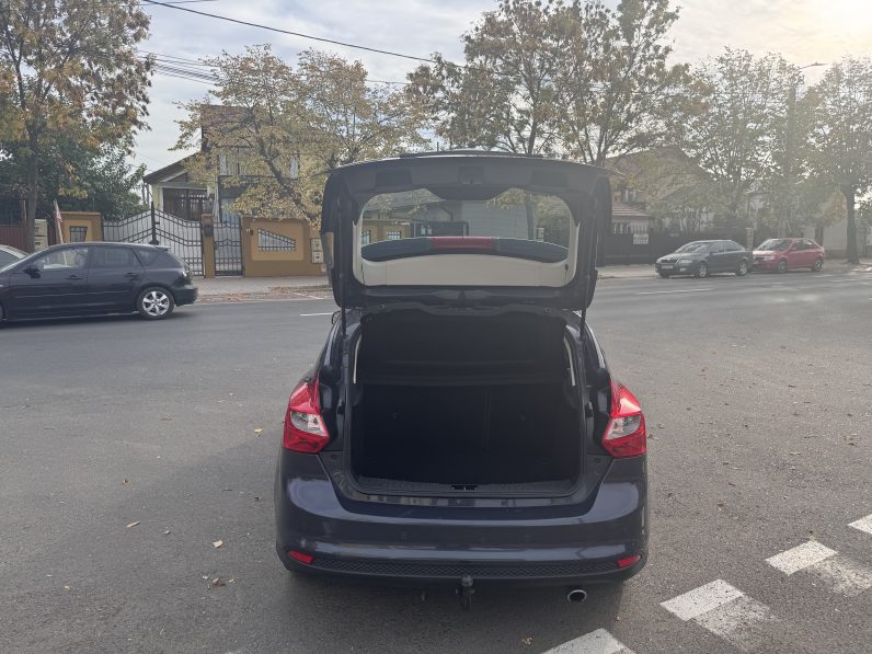 
								FORD FOCUS TITANIUM / 1,6 BENZINA / NAVIGATIE CARPLAY full									