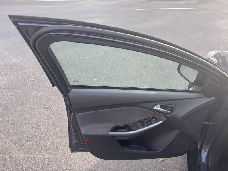 
								FORD FOCUS TITANIUM / 1,6 BENZINA / NAVIGATIE CARPLAY full									