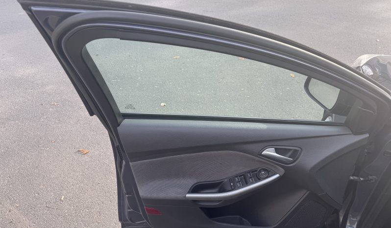 
								FORD FOCUS TITANIUM / 1,6 BENZINA / NAVIGATIE CARPLAY full									
