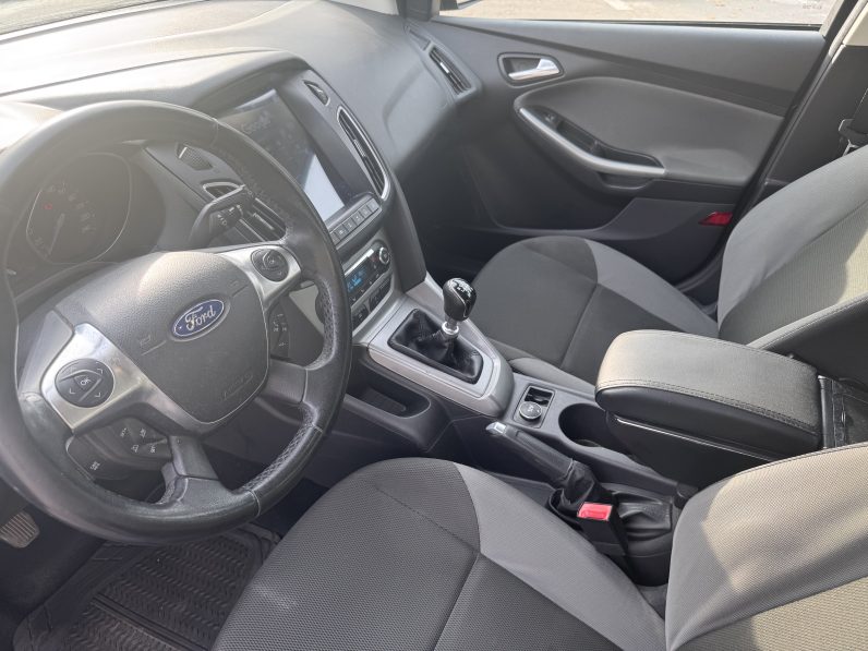 
								FORD FOCUS TITANIUM / 1,6 BENZINA / NAVIGATIE CARPLAY full									
