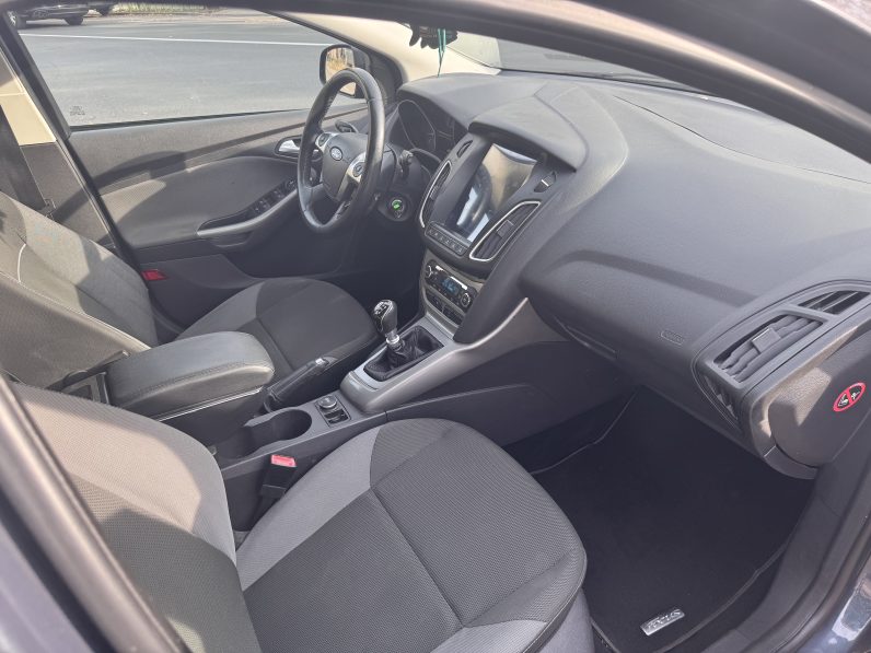 
								FORD FOCUS TITANIUM / 1,6 BENZINA / NAVIGATIE CARPLAY full									