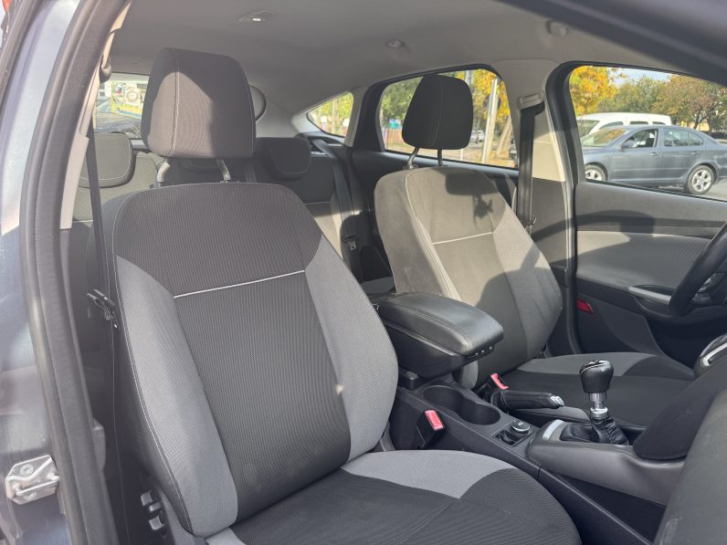 
								FORD FOCUS TITANIUM / 1,6 BENZINA / NAVIGATIE CARPLAY full									