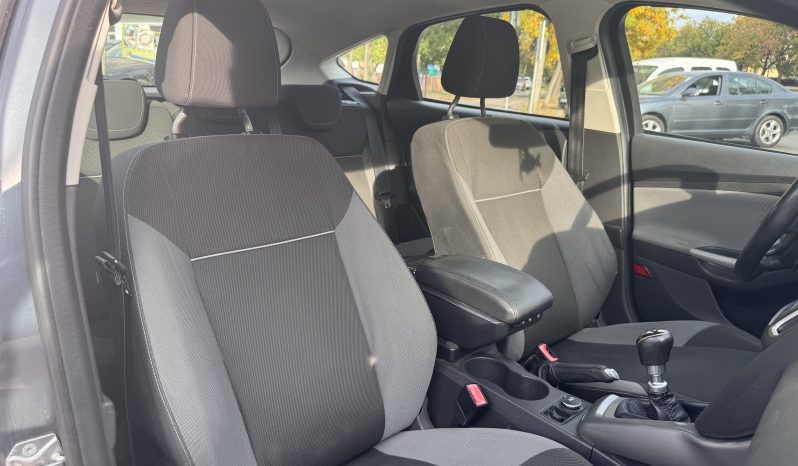 
								FORD FOCUS TITANIUM / 1,6 BENZINA / NAVIGATIE CARPLAY full									