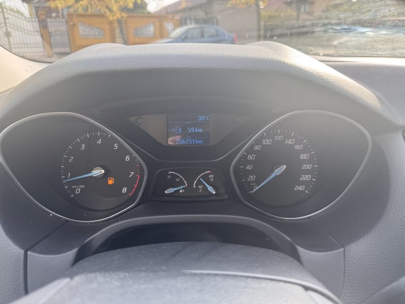 
								FORD FOCUS TITANIUM / 1,6 BENZINA / NAVIGATIE CARPLAY full									