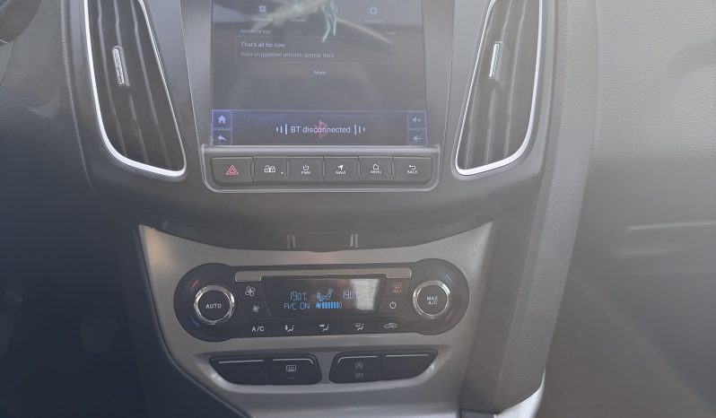 
								FORD FOCUS TITANIUM / 1,6 BENZINA / NAVIGATIE CARPLAY full									